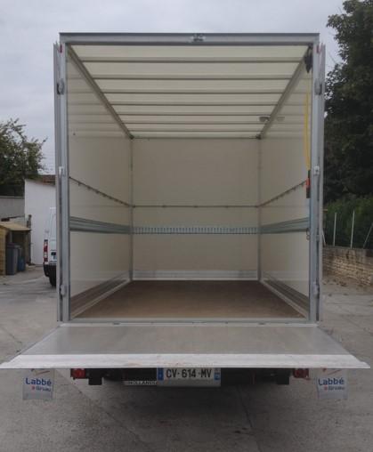 Renault Master 130.35 châssis-cabine avec caisse 20m3 et hayon élévateur | image 2