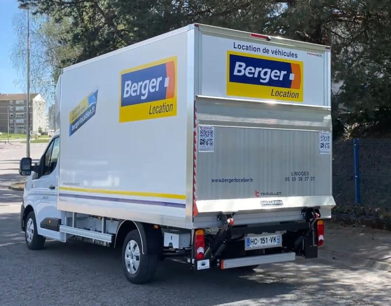 Renault Master 130.35 châssis-cabine avec caisse 20m3 et hayon élévateur | image 2