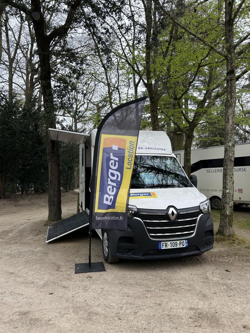 La location camion chevaux se place sur la ligne de départ à l’Hippodrome de Nantes | image 1