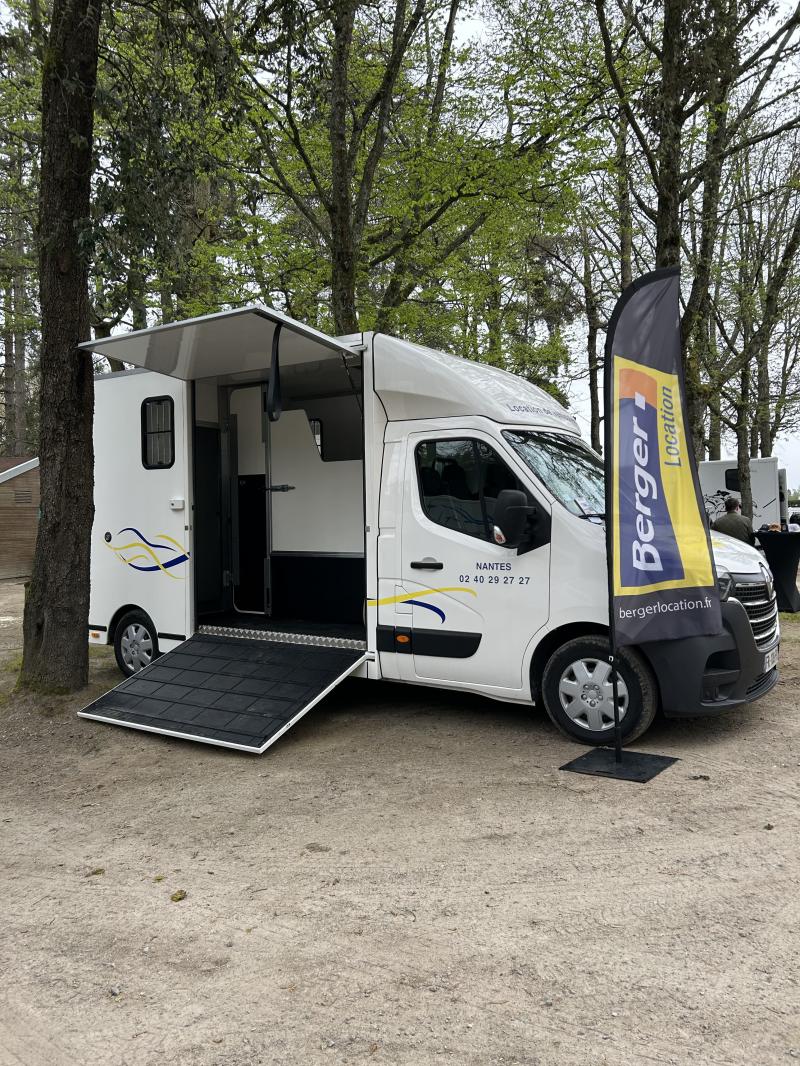 La location camion chevaux se place sur la ligne de départ à l’Hippodrome de Nantes | image 2