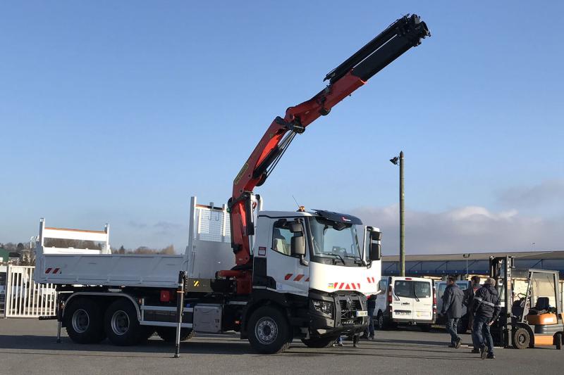 Renault C430 6x4 version K pour le transport et la pose de poteaux | image 2