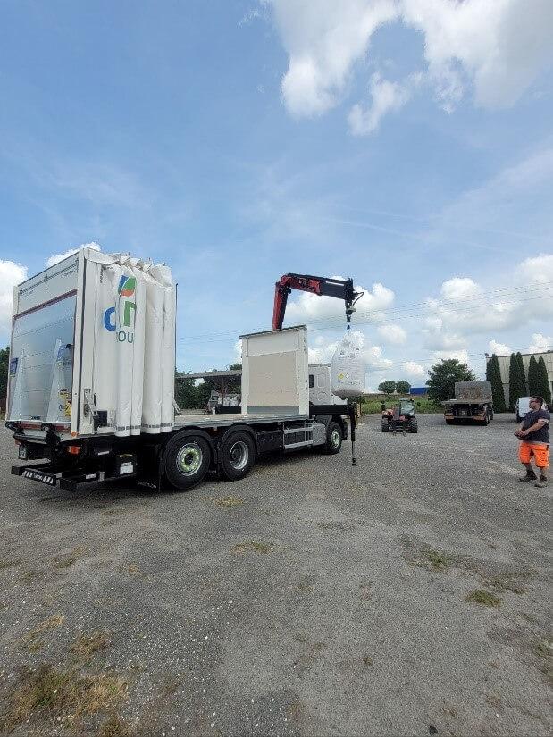 Renault C380 plateau bâché avec grue et hayon rabattable | image 3