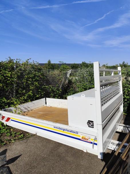 Occasion Plateau acier 3120 x 2000 x 330 mm utiles Ridelles acier + Coffre Acier dos cabine 1850 x 600 x 880(ht) mm