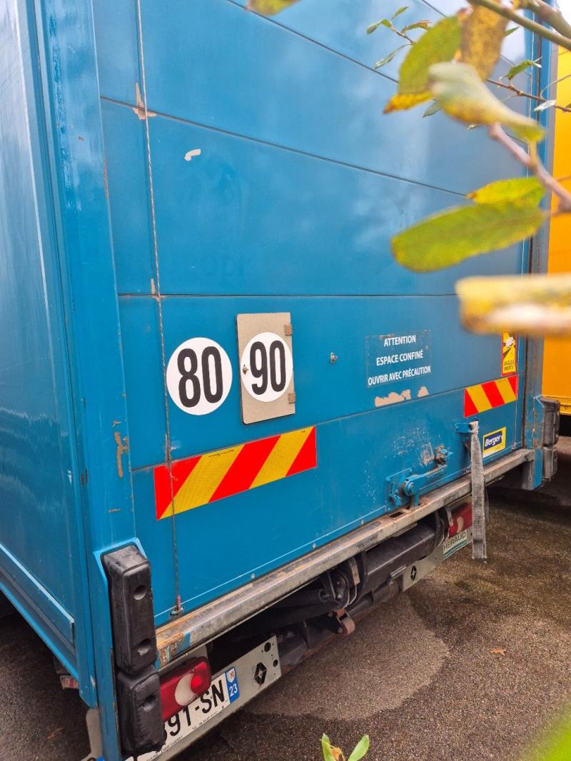 Occasion Renault D 7.5 LOW P4X2 210E6 Fourgon Polyfond avec hayon rabattable