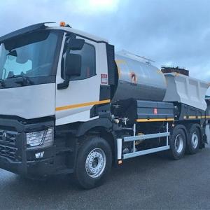 Renault C430 6x2 équipé d'une répandeuse gravillonneuse